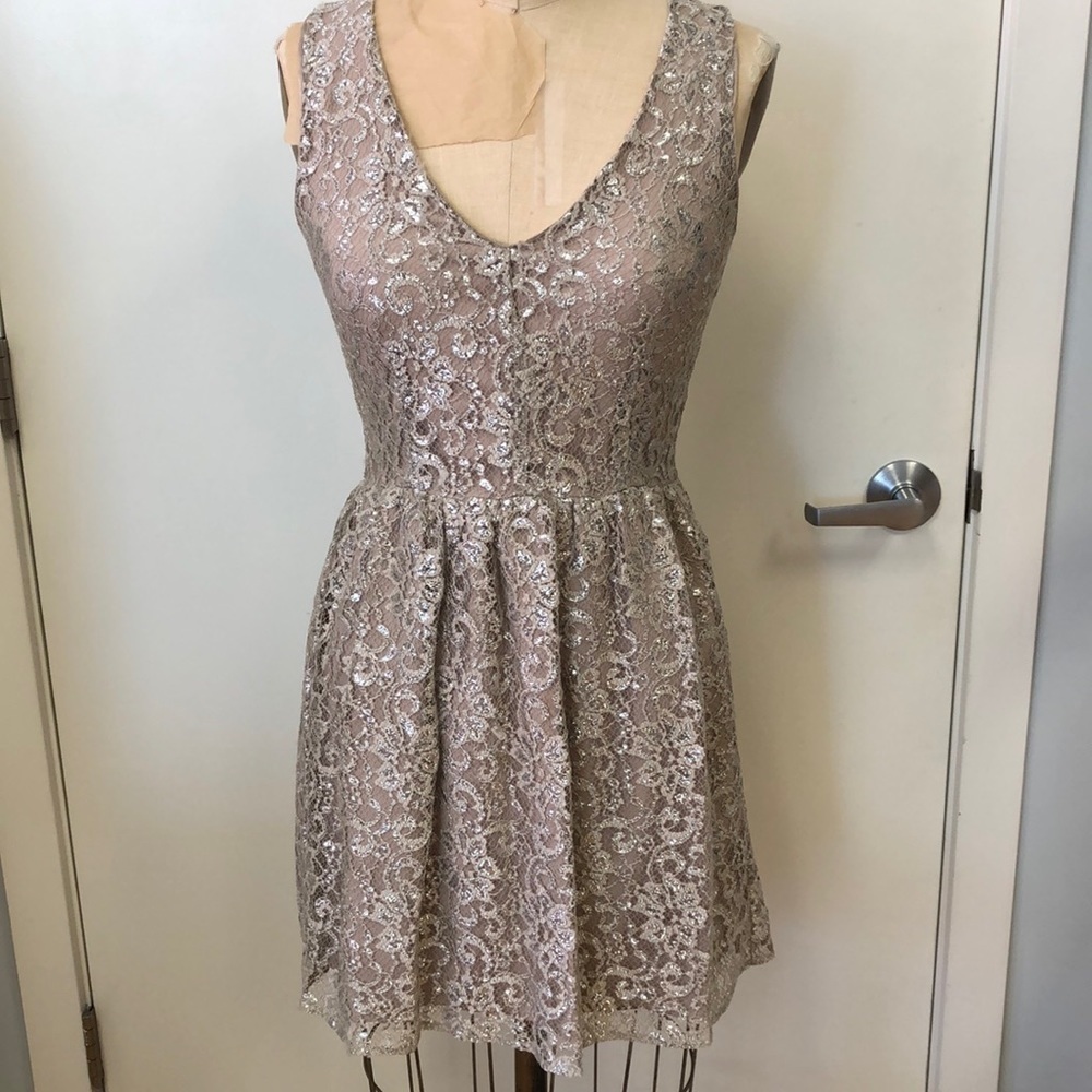 EIGHT SIXTY V NECK SHIMMER DRESS SIZE SMALL